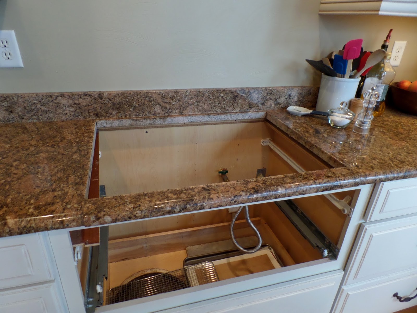 Теплоизоляция для варочной панели. Врезка варочной панели в столешницу. Столешница бук 23 скиф. Столешница под варочную панель. Плита в столешнице.