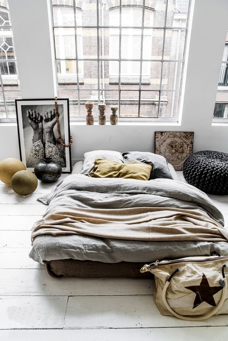 Интерьер комнаты с матрасом