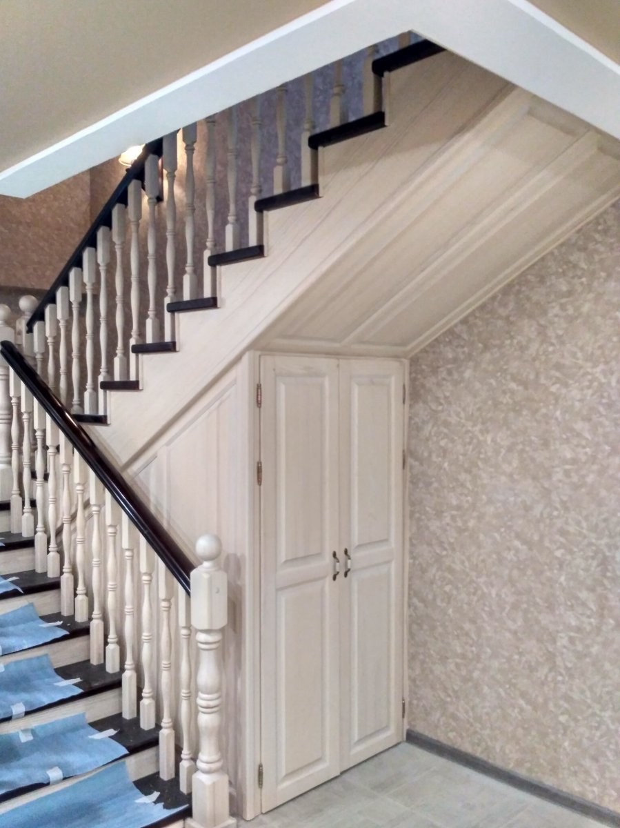 Отделка лестницы гипсокартоном снизу