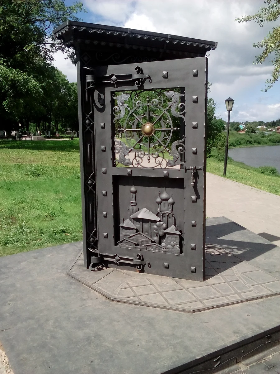 Арт объект дверь в в Вологде