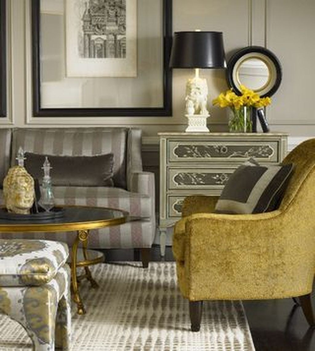 Интерьер серый с золотым. Серый с золотом в интерьере. Молдинги в интерьере. Интерьер серый с золотым. Гостиная в горчичных тонах.