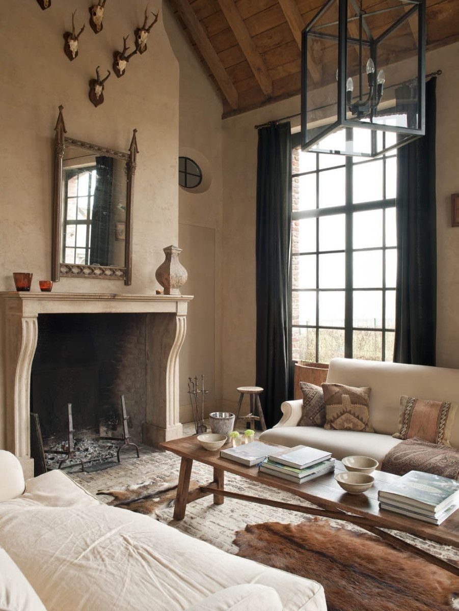 Камин в гостиной с высокими потолками