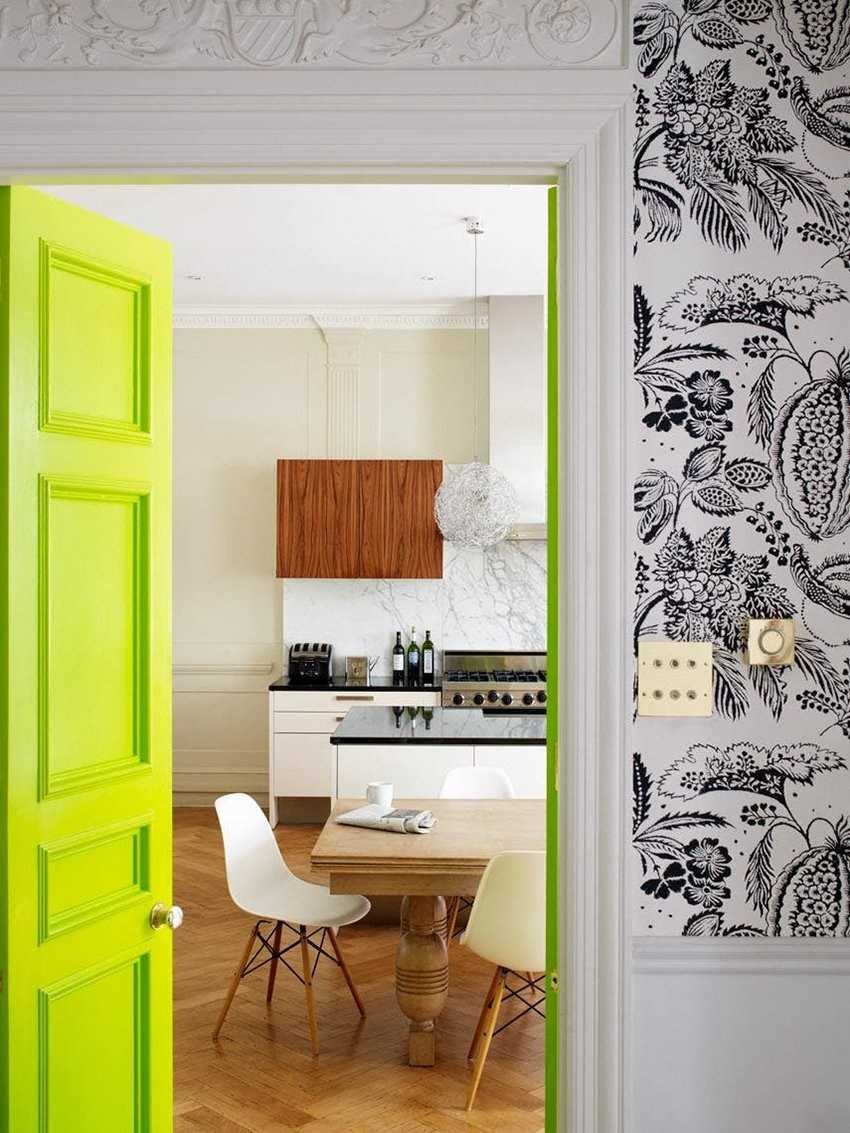 Яркие двери в интерьере