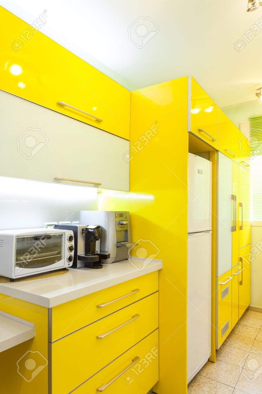 Кухня в бело желтых тонах