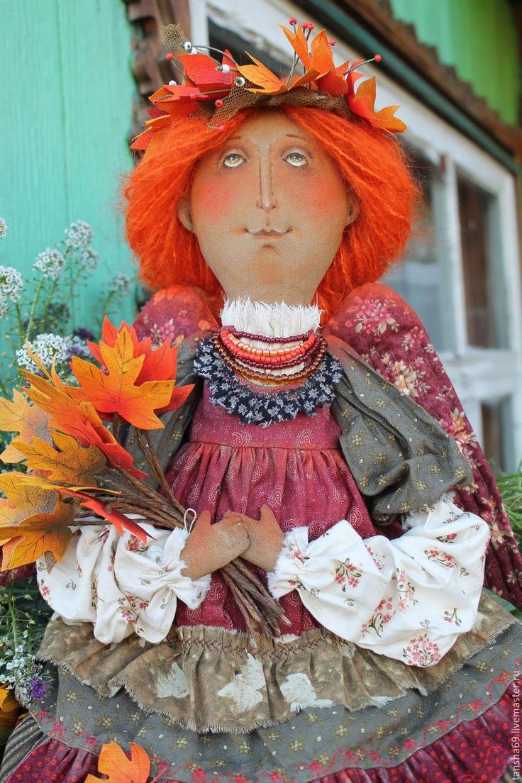 Кукла с осенним венком
