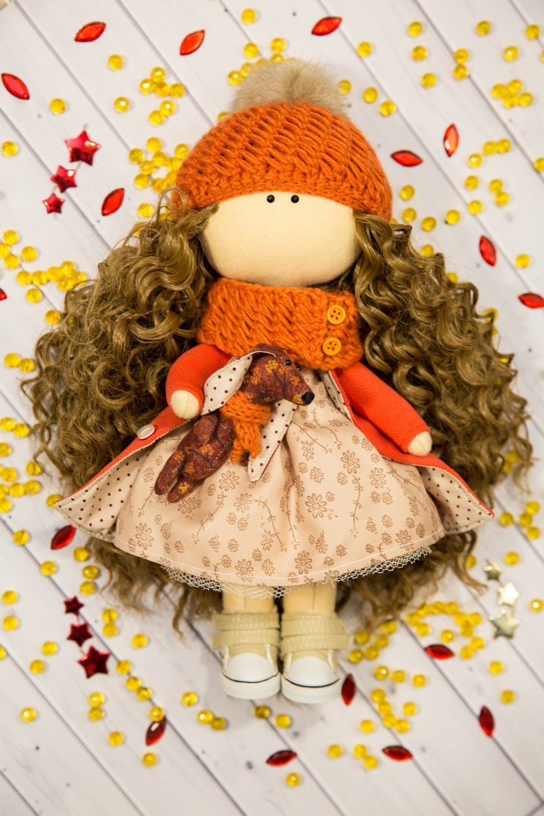Текстильная кукла в оранжевом