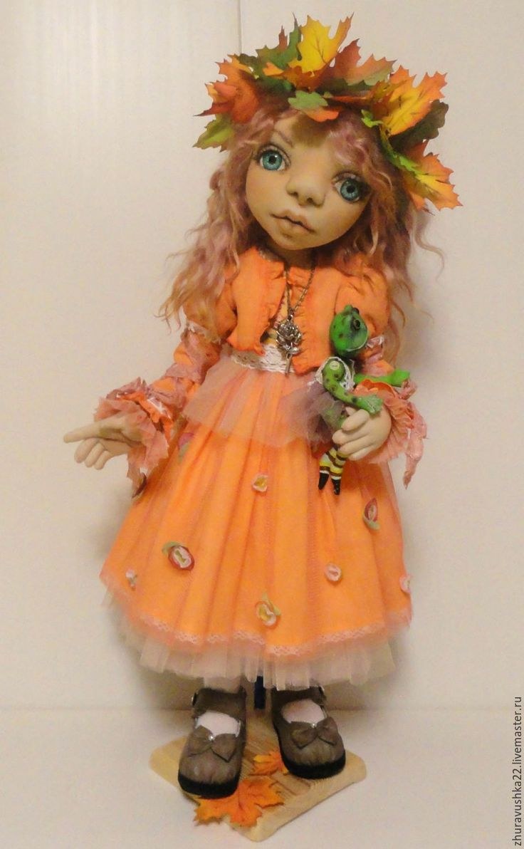 Текстильная кукла в оранжевом