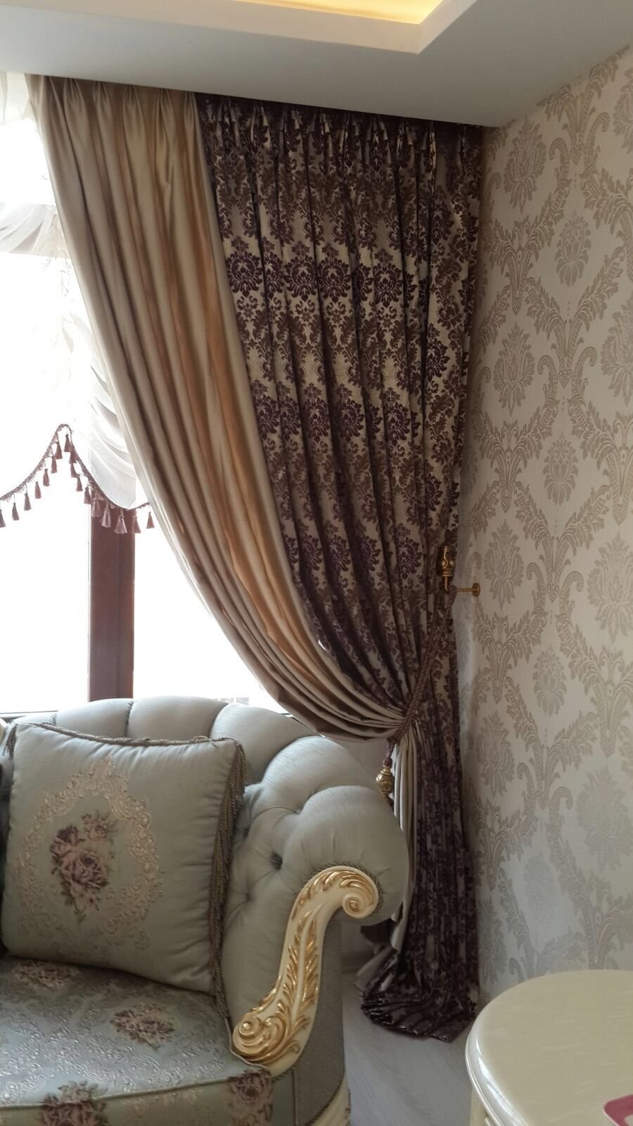 Шторы с вензелями в интерьере гостиной