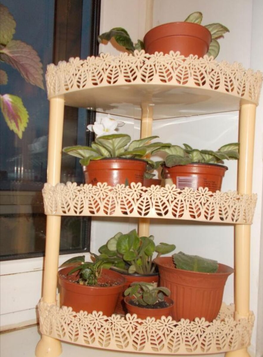Этажерка пластиковая для цветов