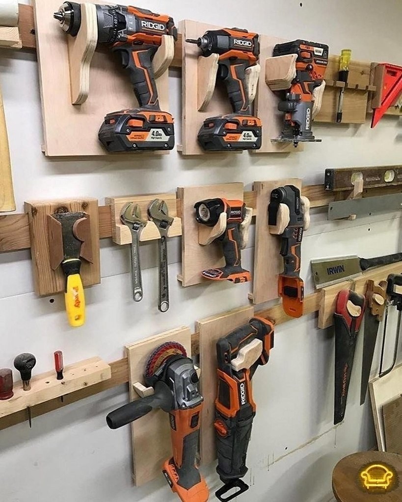 Полки для электроинструмента в мастерской