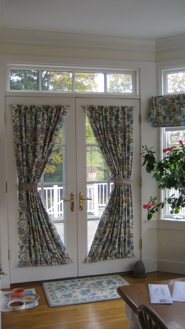 Шторы на витражные окна