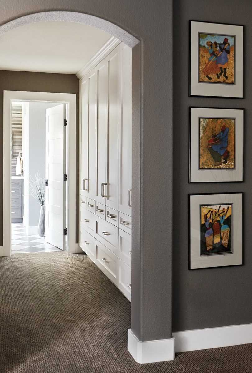 Белые двери в интерьере