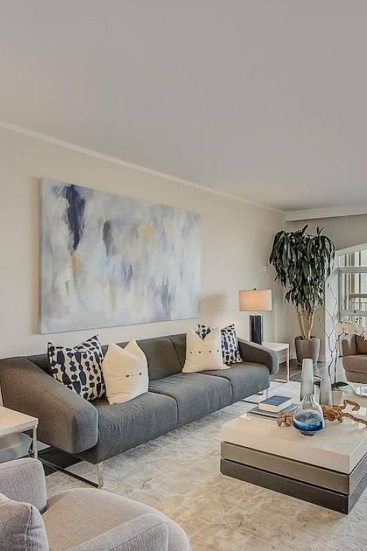 Светло бежевый диван в интерьере