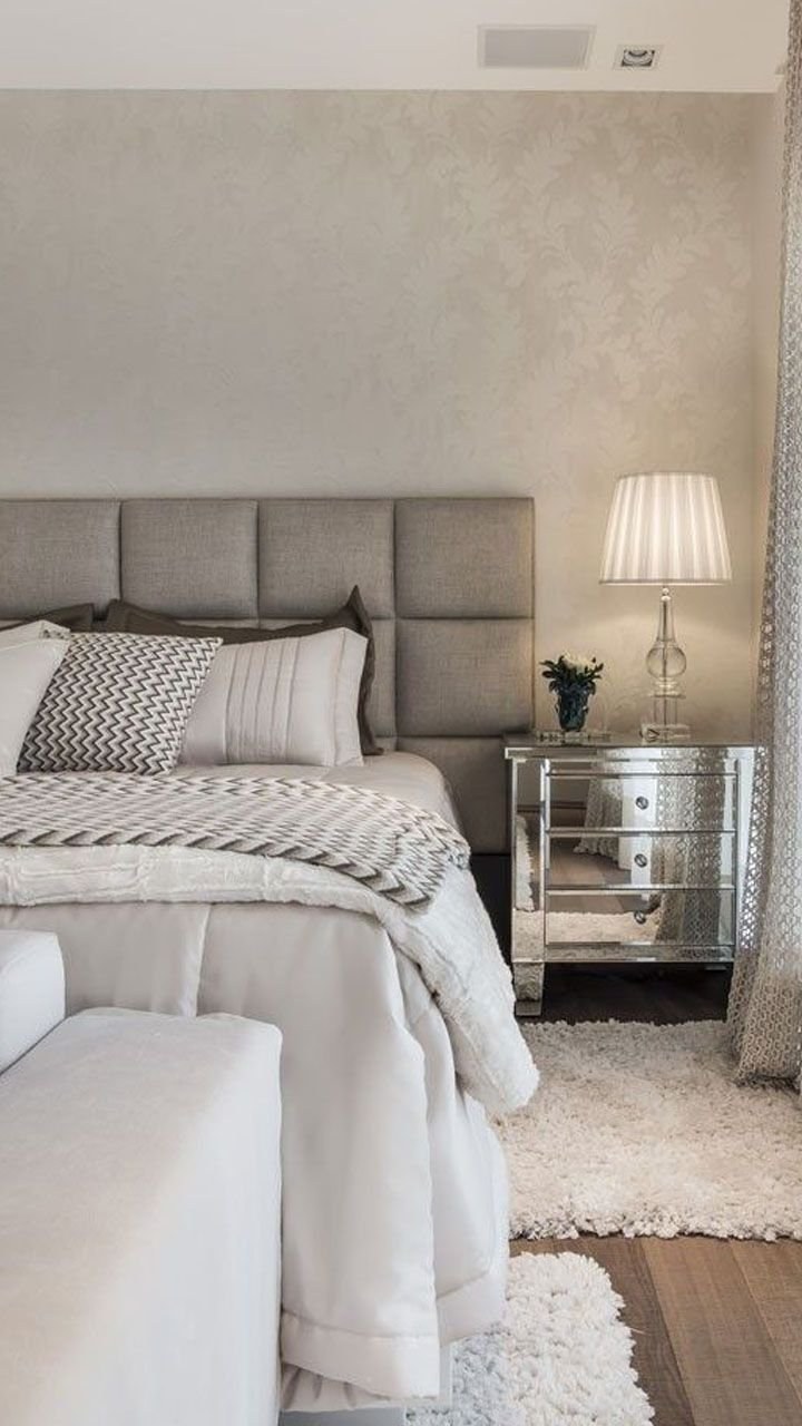 Светло серая кровать в интерьере спальни