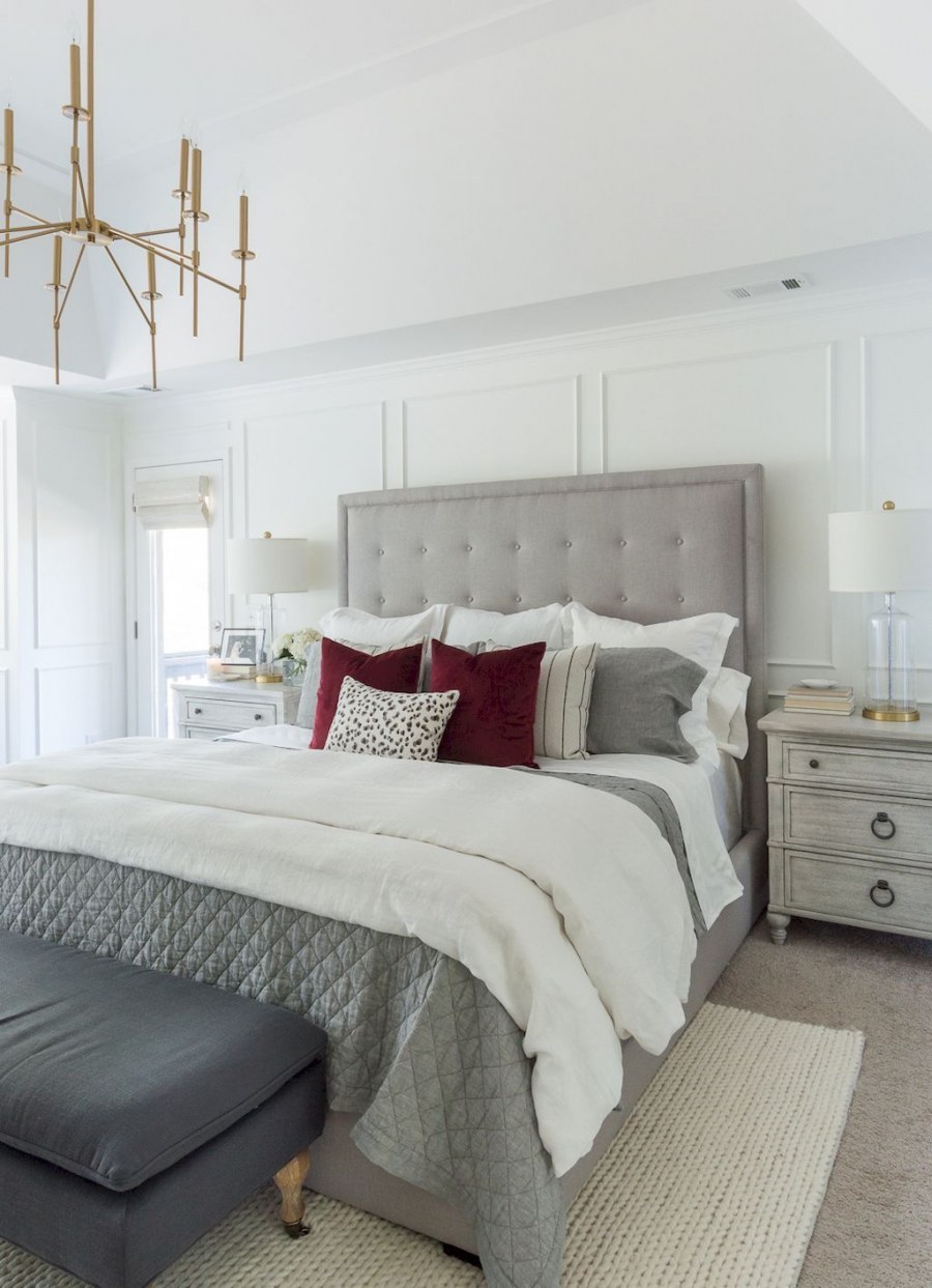 Светло серая кровать в интерьере