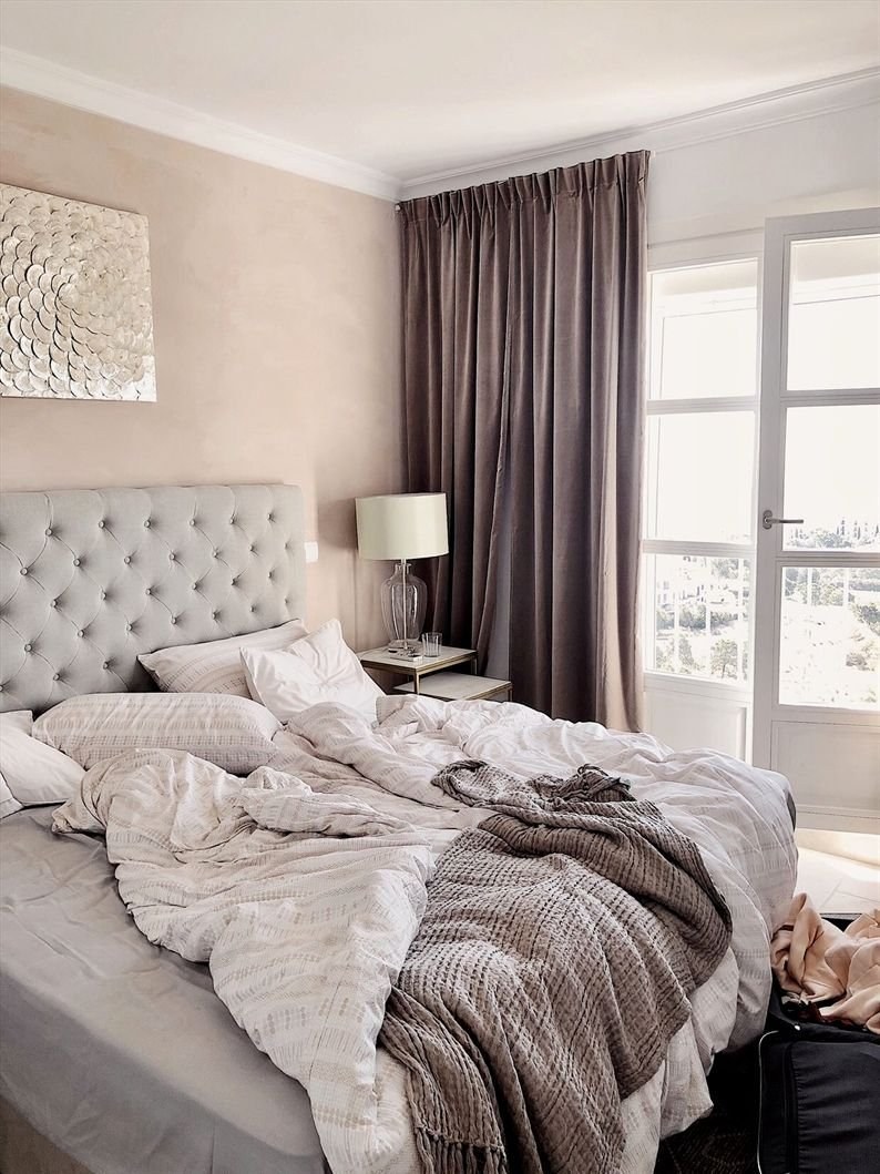 Серо бежевая спальня