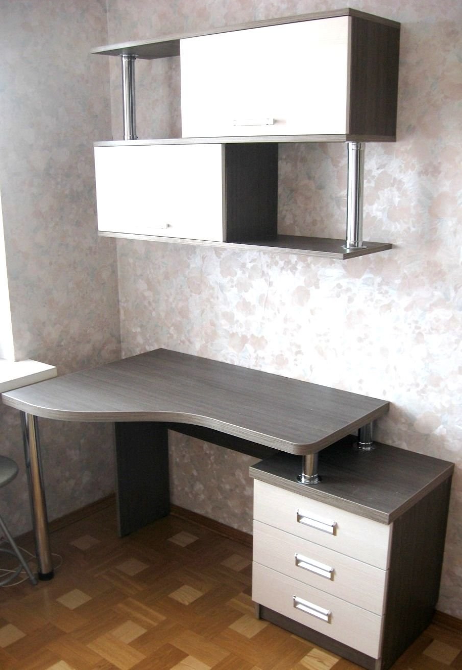 Угловой письменный столик