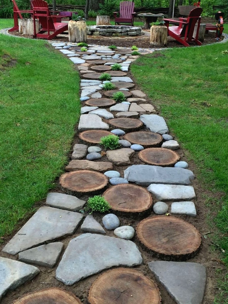 Дорожка из спилов дерева в саду