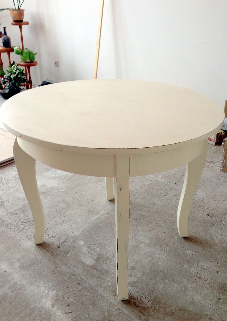 Старый деревянный круглый стол