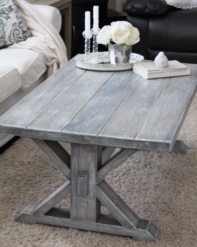 Состаренный белый стол