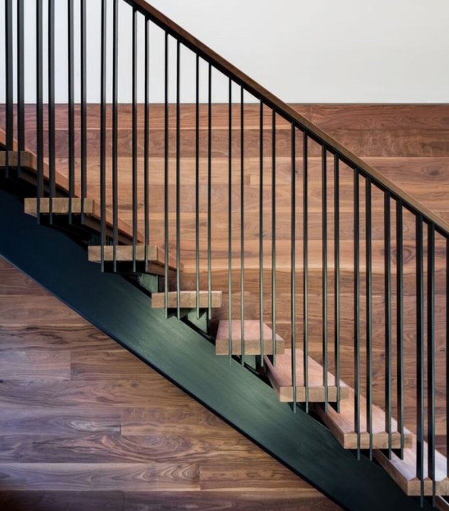 Деревянная лестница с металлическими перилами