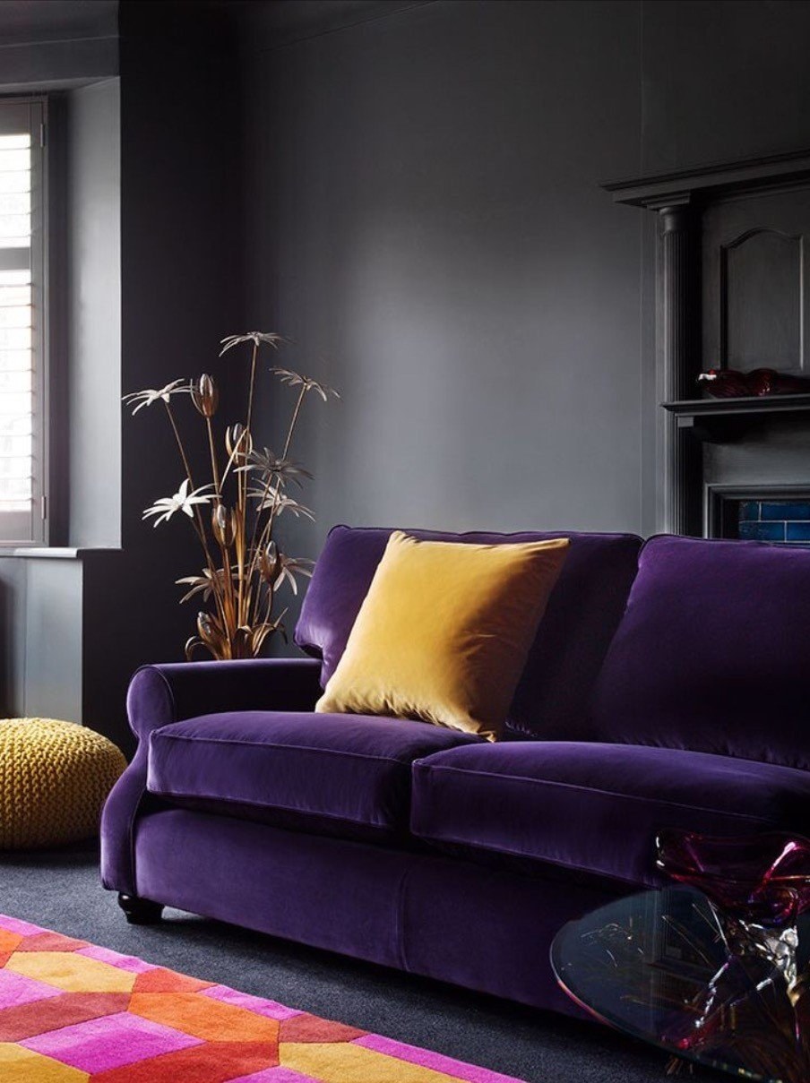 Фиолетовый диван в интерьере