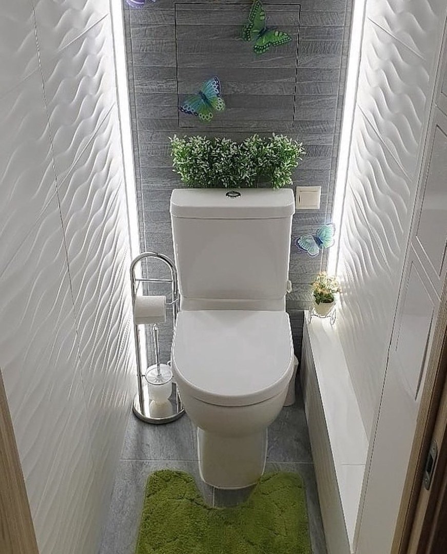 Маленький узкий туалет