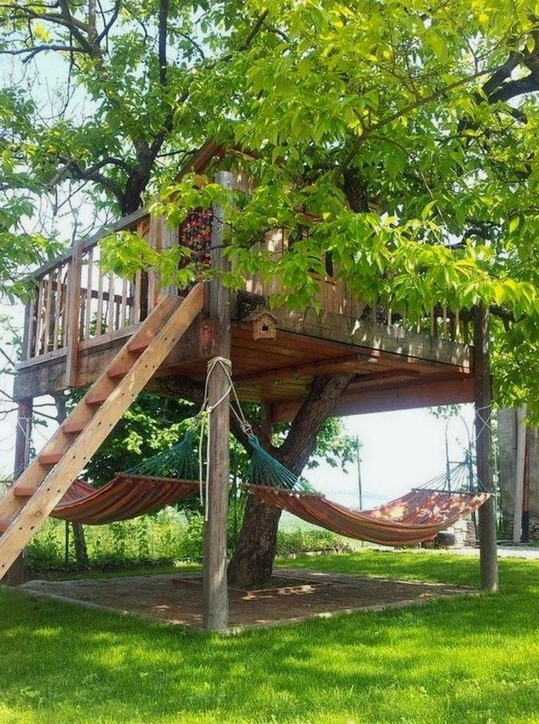 Беседка вокруг дерева