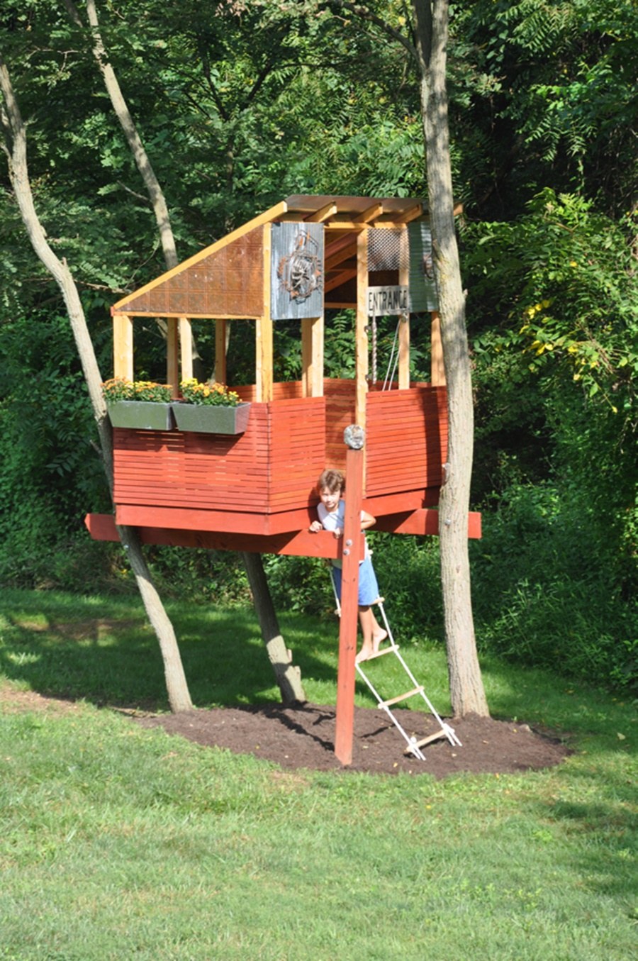 Детский домик шалаш на даче