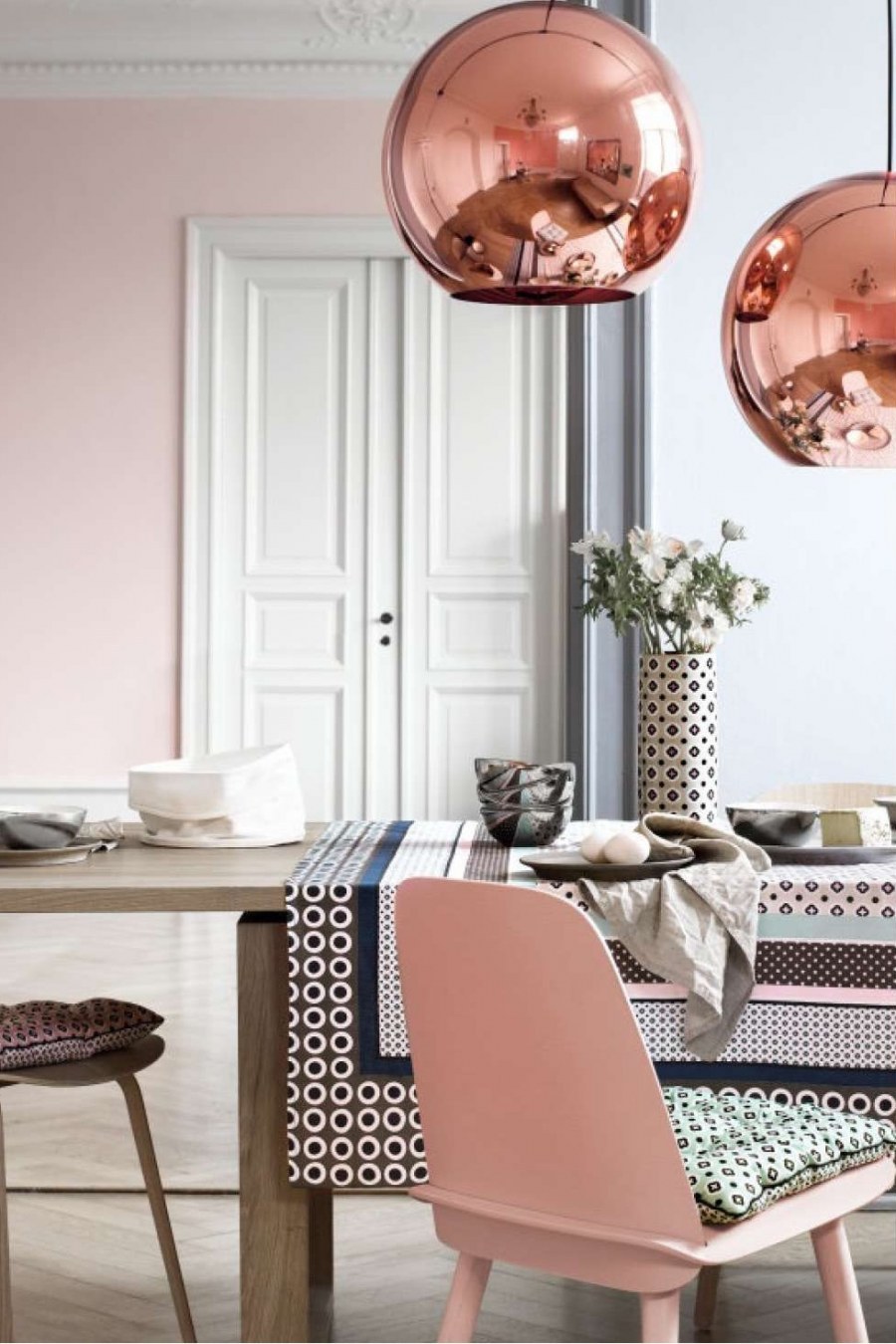 Плетеные стулья в интерьере кухни