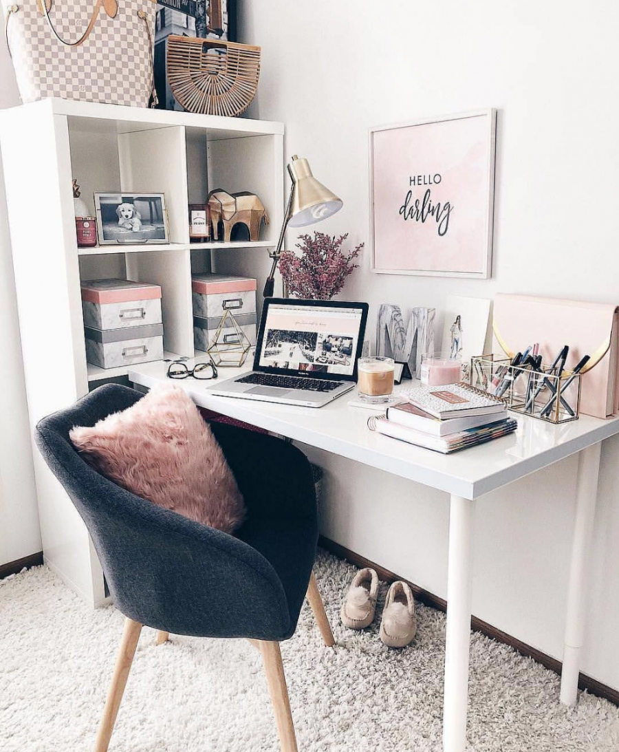 Декор письменного стола