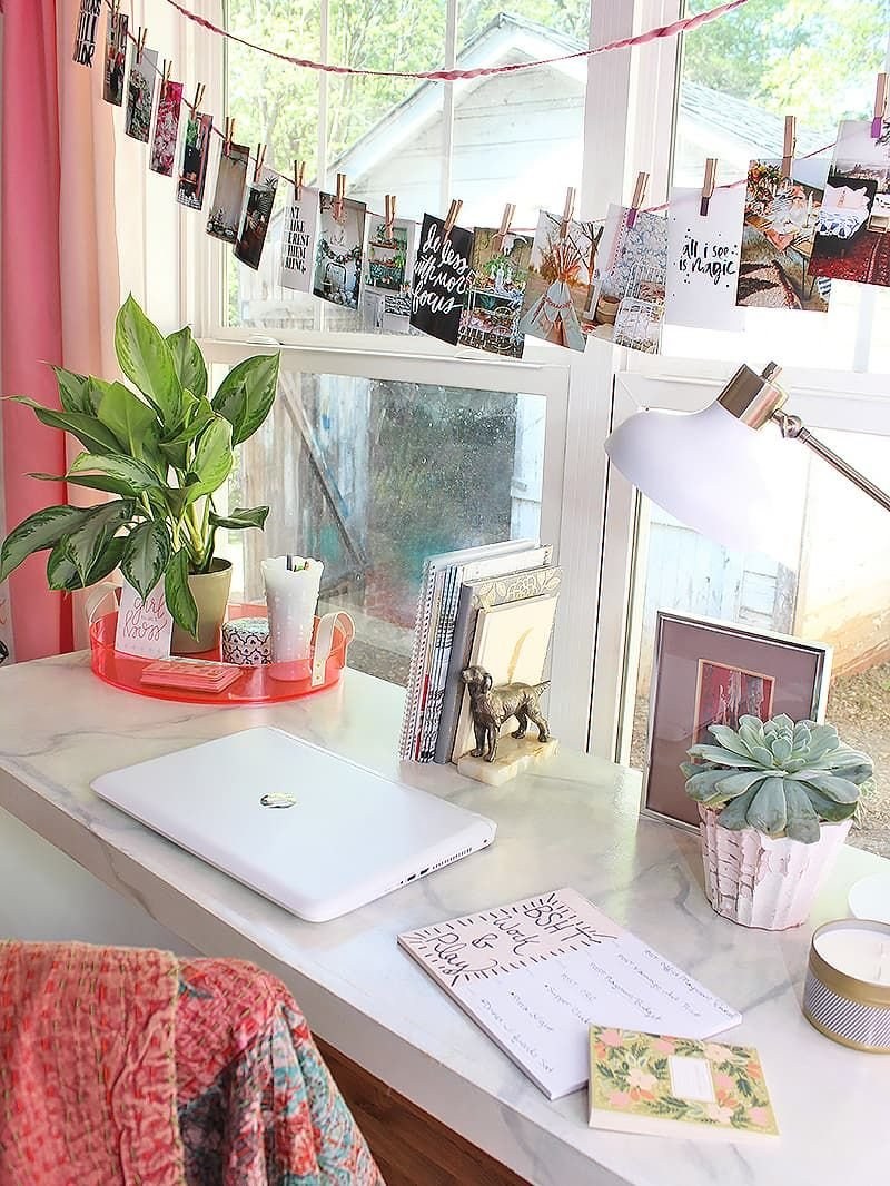 Декор рабочего стола в комнате