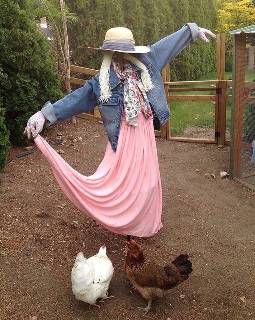 На даче креативное чучело