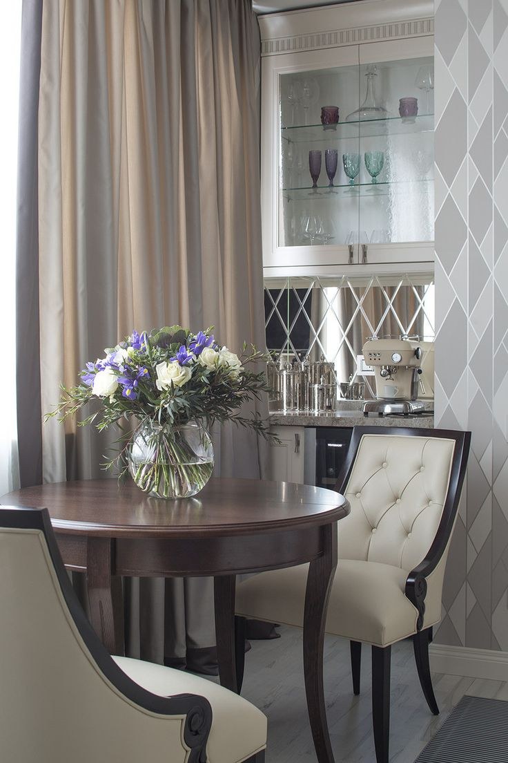 Обеденный стол в гостиной в интерьере