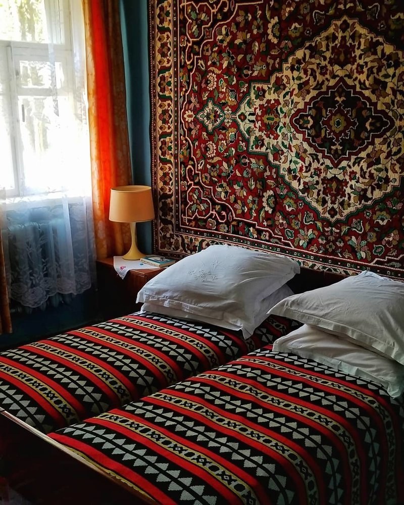 Ковер на стене в спальне