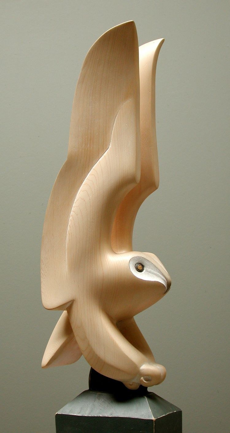 Стилизованная деревянная скульптура