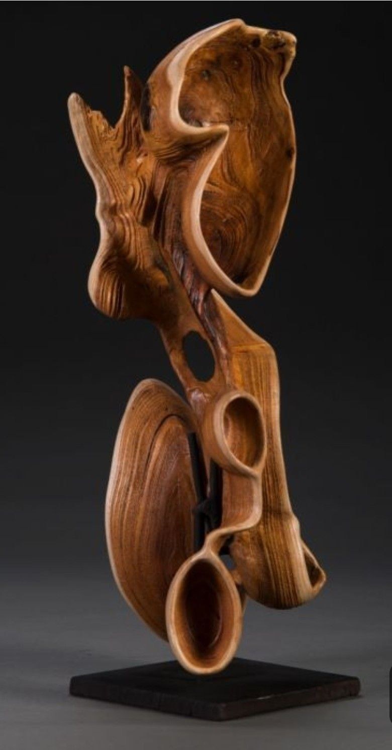 Абстрактная скульптура из дерева