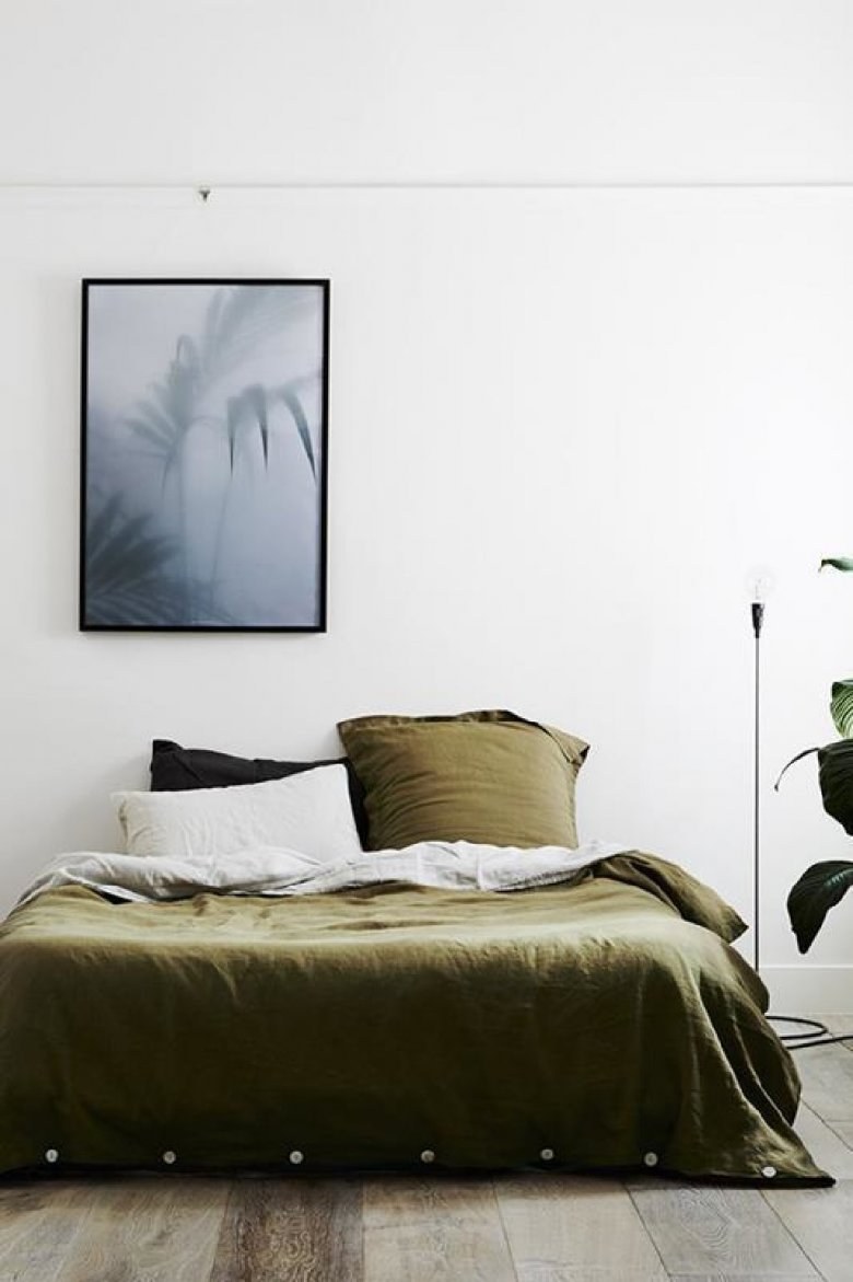 Кровать хаки в интерьере