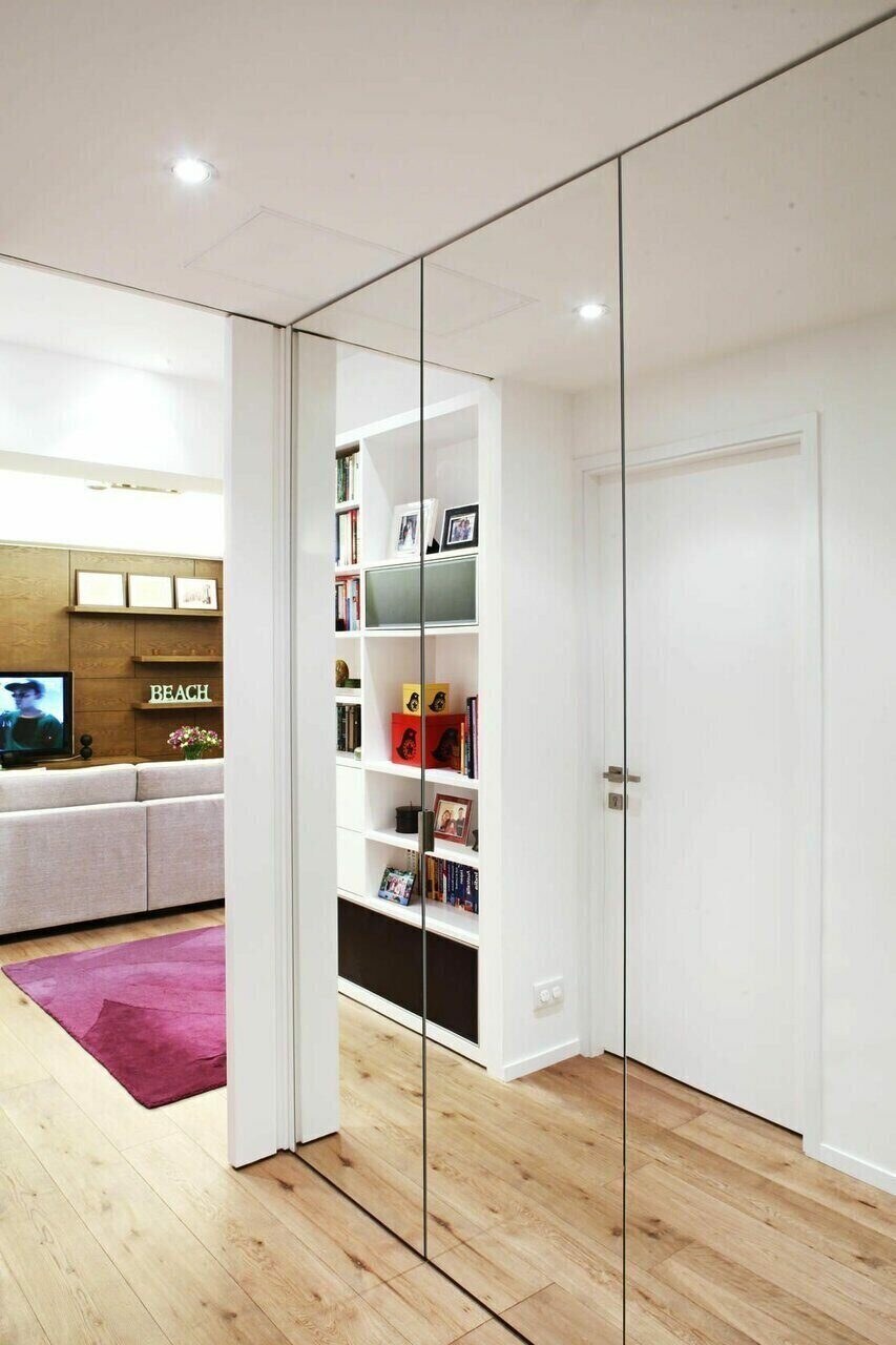 Прихожая с зеркальными дверями