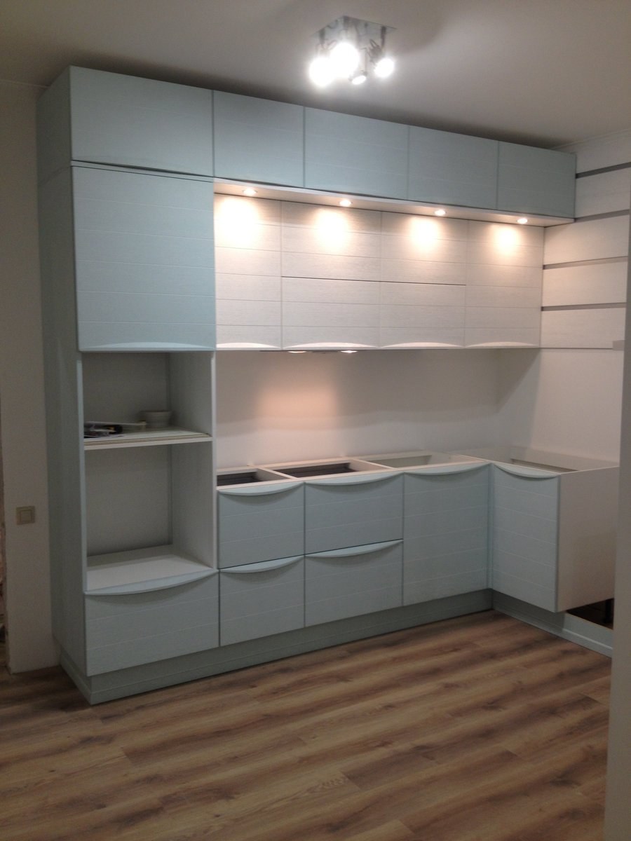 Кухонный гарнитур прямой с антресолью