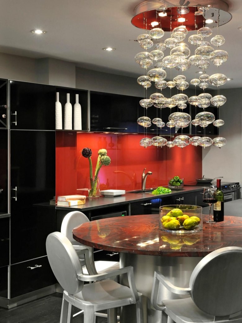 Люстра над барной стойкой