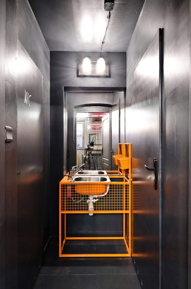 Общественный санузел в стиле лофт
