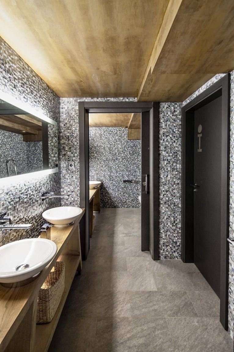 Интерьер туалета в кафе