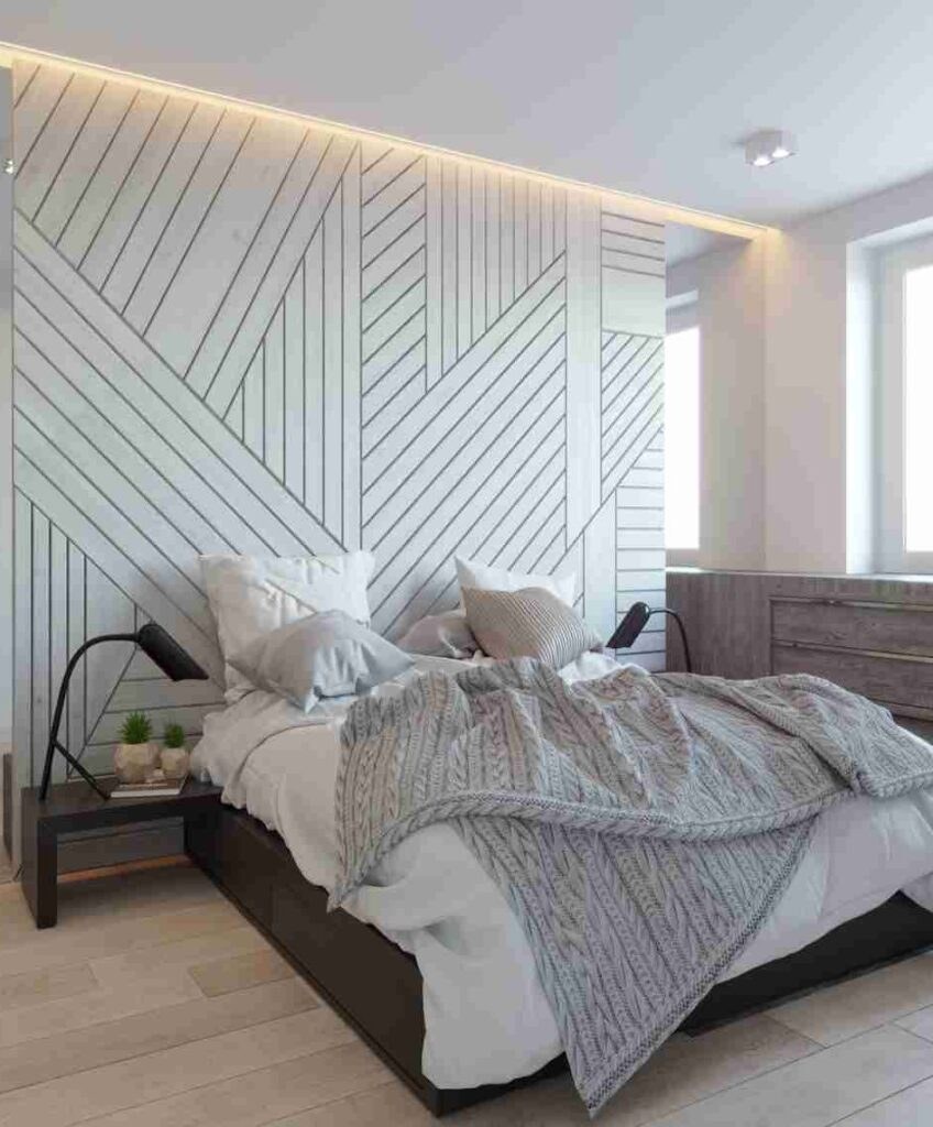 Спальня с рейками на стене