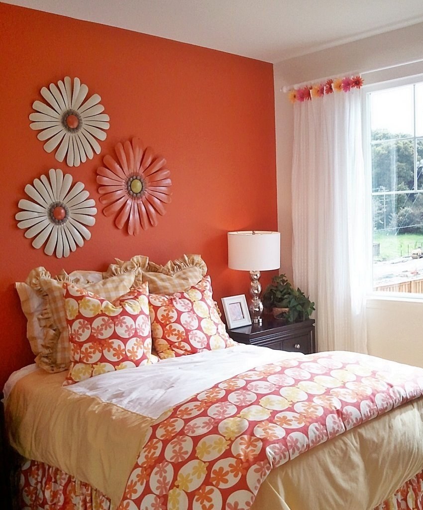 Коралловый цвет стен