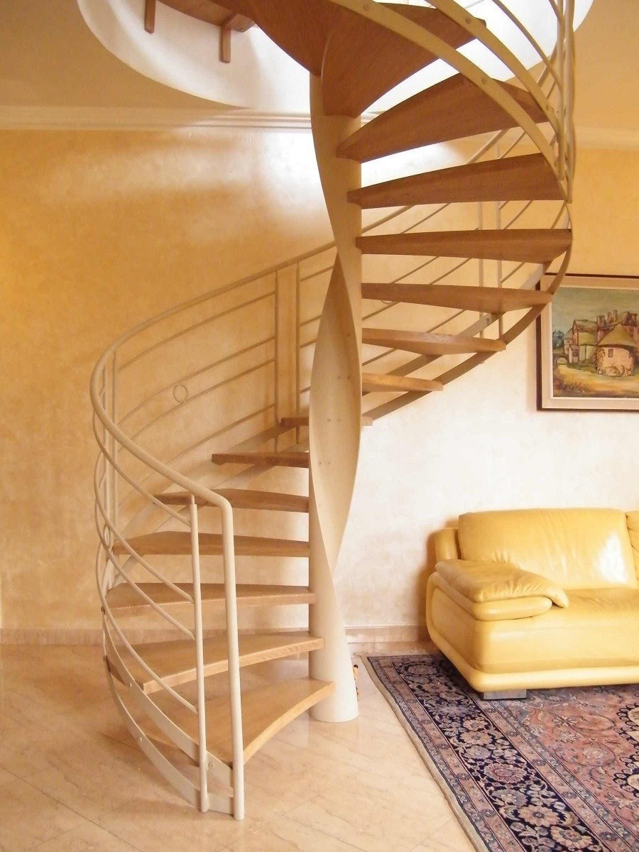 Винтовая деревянная лестница ДЛС-034 С металлом