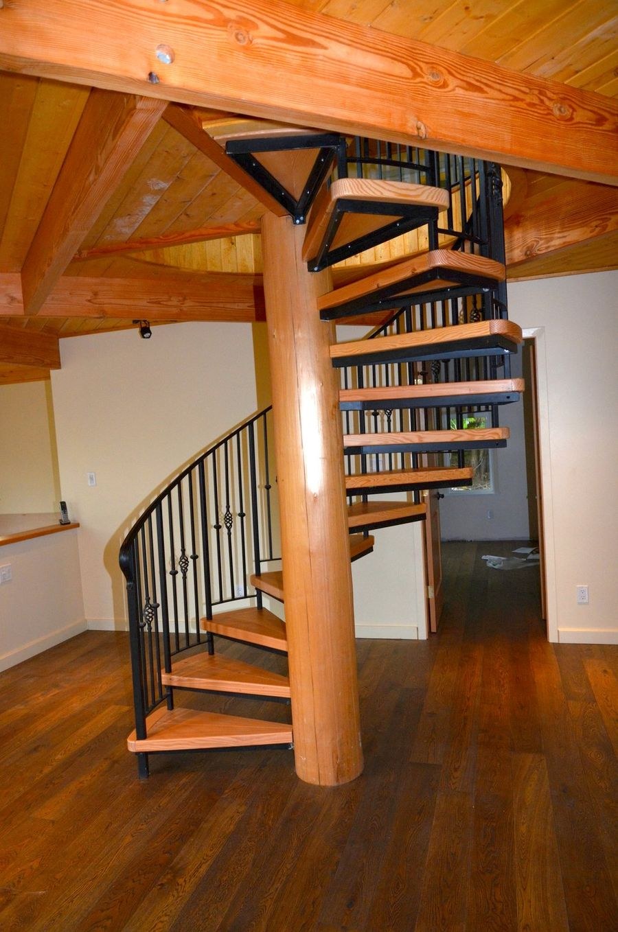 Лестница винтовая деревянная на второй этаж