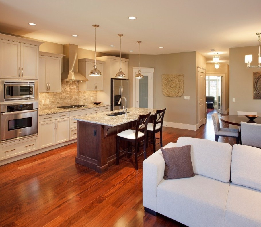 Большая просторная кухня гостиная