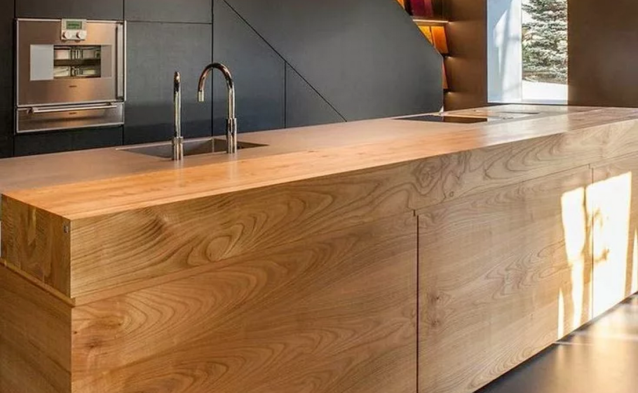 Кухня с деревянной столешницей