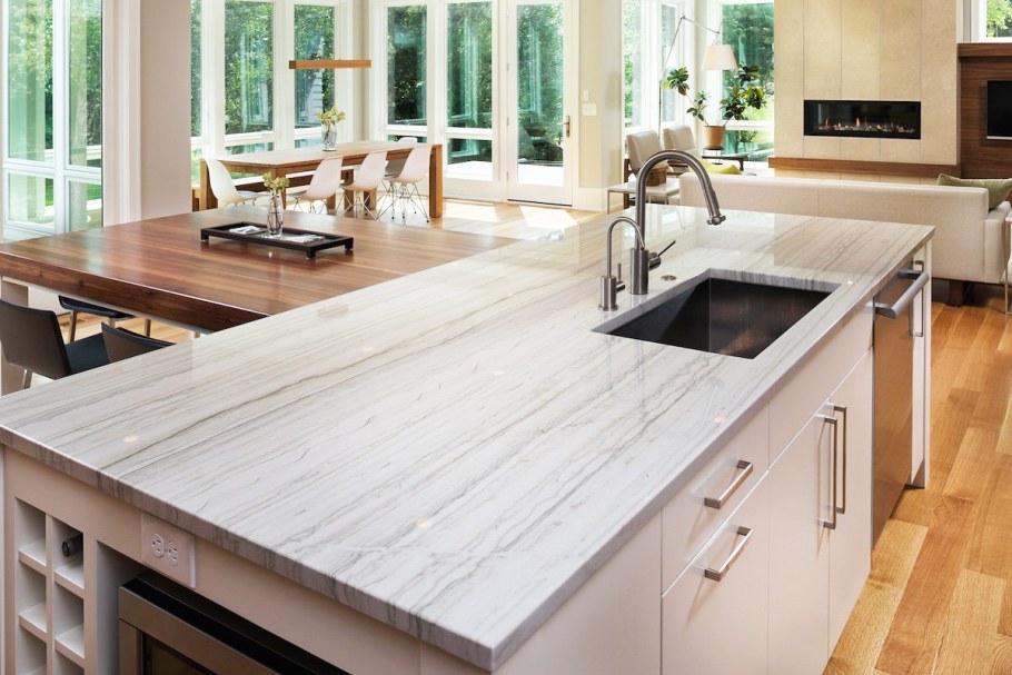 Кварцевая столешница для кухни под дерево